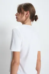 Remera negra de algodón, corte clásico y mangas cortas.