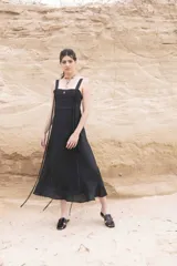 Vestido midi rojo de lino, con breteles finos y corte recto.