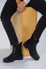 BOTA DE CUERO SIN CORDONES