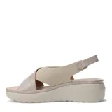 Sandalias de mujer con plataforma tipo cuña, color negro y beige. Presentan tiras anchas cruzadas en el empeine, una de ellas perforada, y tira ajustable con hebilla en el talón.