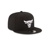 Gorra negra con logo bordado de los Chicago Bulls en blanco, modelo 9Fifty de New Era.