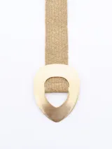 Cinto de rafia color beige con hebilla ovalada dorada con textura.