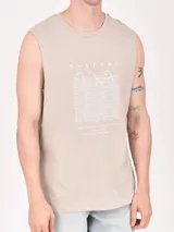 Musculosa blanca con estampado de palmeras rojas y texto "Closed for the weekend".