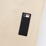 Remera negra de manga corta con cuello redondo y logo de los New York Yankees estampado en el pecho.