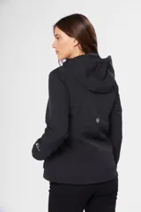 Campera azul marino de neopreno con capucha y forro interior de micropolar. Tiene bolsillos delanteros y en el pecho con cierre metálico personalizado.