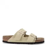 Sandalia de estilo Birkenstock en color almendra, con doble hebilla y suela de corcho.