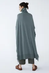 Poncho de algodón fino, color verde, con diseño de flores en jacquard y flecos laterales.