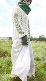 Sweater tejido a mano en Uruguay con lana merino color crudo y detalles en verde.