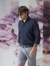 Camisa azul marino de lino y algodón, de manga larga con cuello clásico y bolsillo en el pecho.