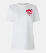 Remera blanca de algodón con cuello redondo y mangas cortas. Estampa pequeña "HSM Social Club" en el pecho y estampa grande "We Are All In This Together" en la espalda.