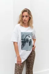 Remerón negro con estampa frontal de dos perros bulldog francés.