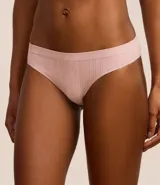 Bombacha bikini color rosa claro, confeccionada en poliamida con acabado seamless.