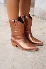 Botas texanas blancas de cuero con bordados y taco de madera.