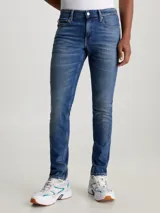 Pantalón de jean slim fit azul medio vintage, con talle bajo, cinco bolsillos y cierre con cremallera.