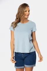 Remera de manga corta con cuello redondo, confeccionada en tejido suave de color celeste jaspeado.