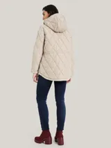 Campera acolchada color beige, con capucha y cierre de cremallera.