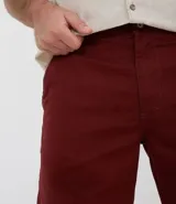 Bermuda masculina de sarga color rosado, con corte recto y bolsillos laterales.