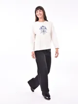 Remera blanca de manga larga con cuello redondo y estampado frontal con la frase "All my love darling" en color celeste.