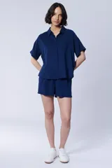 Short azul de liocel con bolsillos laterales y cintura elástica.