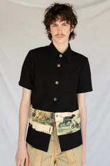 Camisa verde militar de manga corta con botones nacarados y corte estampado en el delantero con diseño de aves.