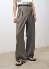 Pantalón negro de tiro alto con diseño wideleg, trabillas, tejido mezcla de lana, cierre delantero de botón, gancho y cremallera, detalle de pinzas, dos bolsillos laterales, diseño largo, forro interior y bolsillo de ribete en la parte posterior.
