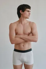 Boxer blanco con cintura elástica negra.