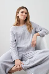 Chaqueta gris melange de lino con cierre frontal y mangas largas.