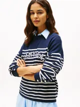 Sweater Tommy Jeans de algodón regenerativo, con cuello redondo y diseño a rayas horizontales en azul marino y blanco. Presenta el logo de la marca bordado en el pecho y en el puño.