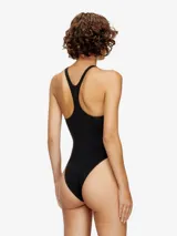 Body negro de manga corta con cuello redondo y un pequeño logo metálico en el centro del pecho.