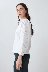 Remera blanca de mangas largas con detalle de broderie.
