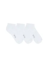 Kit de tres pares de medias blancas de algodón, tipo soquete, con logo de la marca Hering en el lateral.
