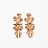 Aros colgantes dorados con forma de flores y strass.