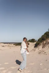 Camisa blanca de broderie con cuello clásico, manga corta y corte holgado.