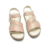 Sandalia casual negra con tres tiras horizontales con velcro y suela plana.