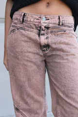 Pantalón de jean gris oscuro, de corte recto y tiro medio, con costuras decorativas en contraste.