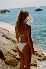 Braguita de bikini color blanco, de tiro medio y cintura elástica.