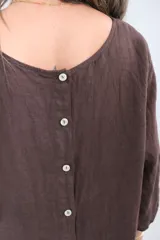 Blusa marrón de lino con escote redondo y mangas 3/4.
