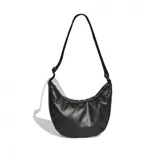 Bolso Adidas negro con logo blanco estampado.