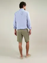 Bermuda de hombre color azul marino, marca El Ganso, de tejido 77% algodón, 20% algodón reciclado y 3% elastán. Corte Regular Fit. Tiene dos bolsillos laterales y bolsillos traseros con cintas insertadas. Tinte pigmentario consiguiendo un color desgastado.