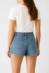Short negro de jean con tablas y ruedo desflecado.