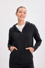 Campera deportiva negra con capucha, cierre frontal y bolsillos laterales.