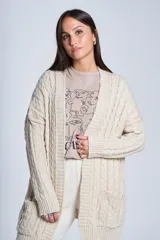 Saco tejido color crema con diseño de ochos y bolsillos frontales.