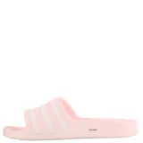 Sandalia Adidas Adilette color rosa con tres tiras blancas horizontales.