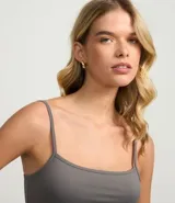 Top cropped de tirantes finos, escote cuadrado y corte ajustado, color rojo oscuro.