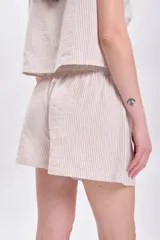 Short casual tipo bóxer a rayas verticales color crudo, con cintura elástica y cordón ajustable.