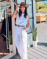 Pantalón palazo de lino color blanco, con cintura elástica y cordón ajustable.