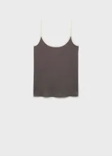 Musculosa gris con tirantes finos blancos y cuello redondo con ribete blanco.