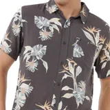 Camisa de manga corta con estampado floral, cuello clásico y bolsillo en el pecho.