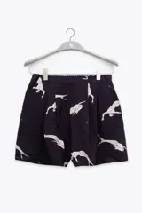 Shorts de tiro alto color azul marino con estampado de sirenas blancas.