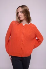 Cardigan tejido de mohair color naranja, con cuello redondo, mangas largas y botones al tono.